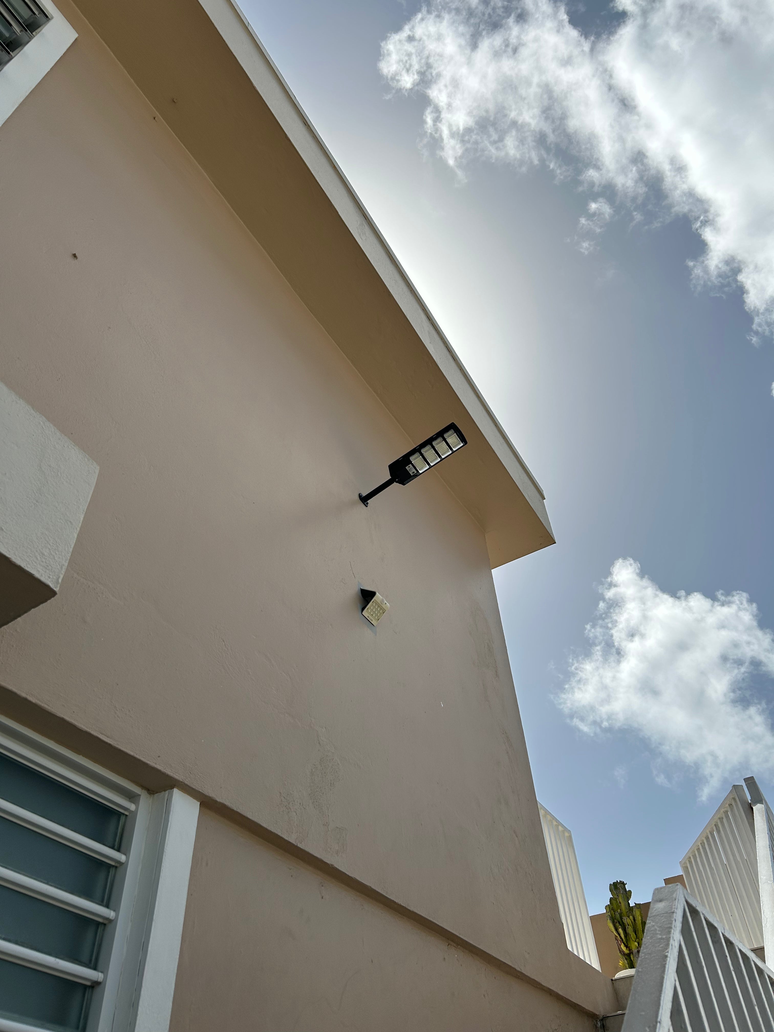 Foco Solar LED - Sensor de movimiento + fijos 300W- 4,000 lumens