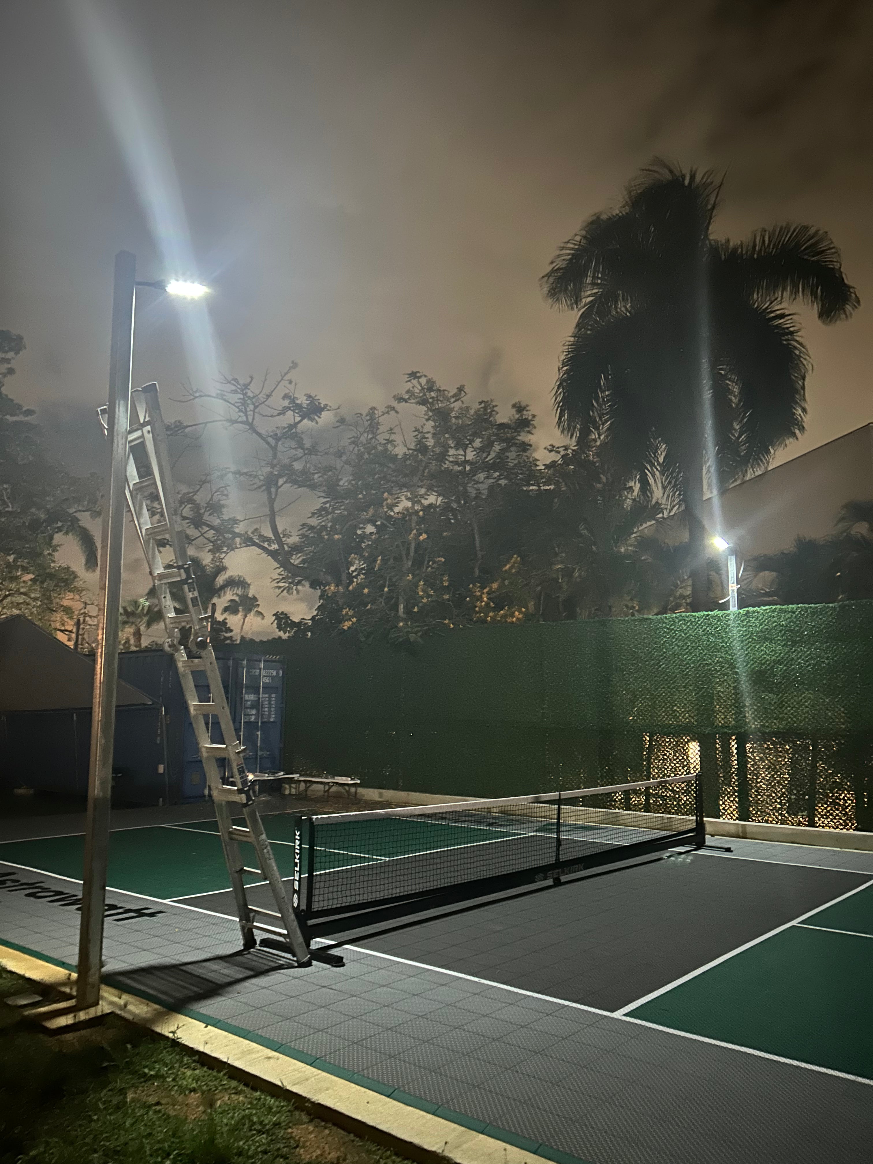 Foco Solar LED - Sensor de movimiento + fijos 300W- 4,000 lumens